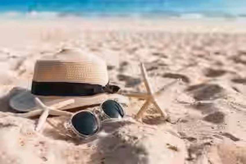 Twee Zeesterren Met Hoed Op Zand Twee Zeesterren Met Hoed Op Zand